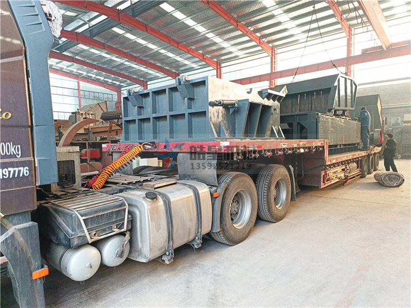 1800型<a href='http://www.xlfefi.cn' target='_blank'><span>鋁合金破碎機</span></a>設(shè)備裝車發(fā)貨