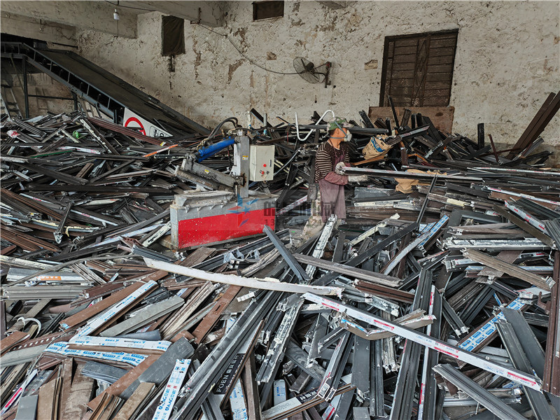 <a href='http://www.xlfefi.cn/psxl/1278.html' target='_blank'><span>斷橋鋁破碎</span></a>現(xiàn)場(chǎng)