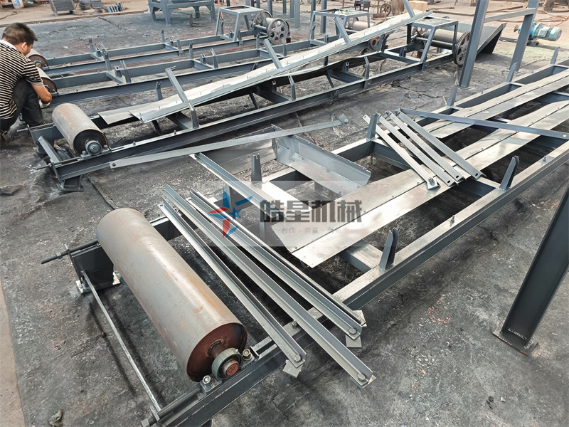 <a href='http://www.xlfefi.cn' target='_blank'><span>鋁合金破碎機</span></a><a href='http://www.xlfefi.cn/psxl/1279.html' target='_blank'><span>廢鋁破碎</span></a>分選設(shè)備輸送帶設(shè)備生產(chǎn)現(xiàn)場