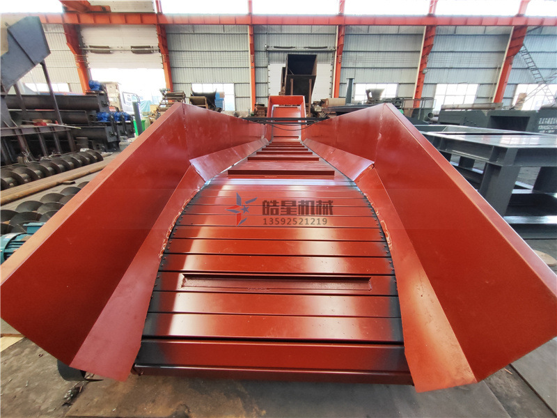 <a href='http://www.xlfefi.cn/psxl/1278.html' target='_blank'><span>斷橋鋁破碎</span></a>機(jī)配件鏈板輸送帶生產(chǎn)現(xiàn)場(chǎng)實(shí)拍